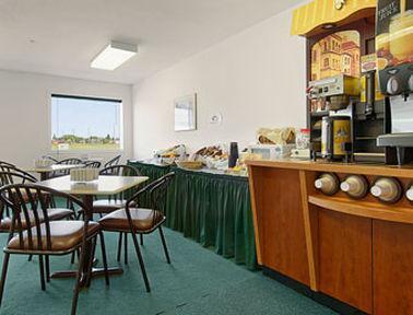 Super 8 By Wyndham Meadow Lake Restoran gambar